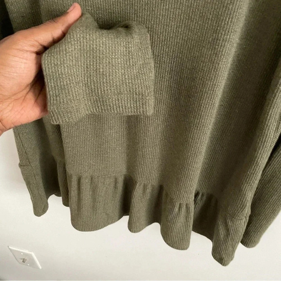 Jane&Delancey olive green thermal peplum top S - Picture 3 of 4
